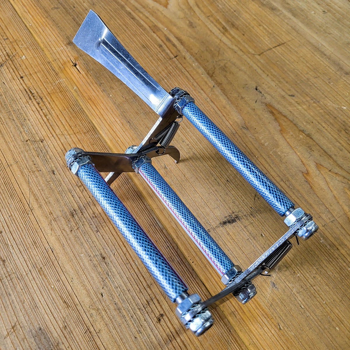 Premium Metal Frame Grip with Pry Bar Hive Tool, image 3 of 5