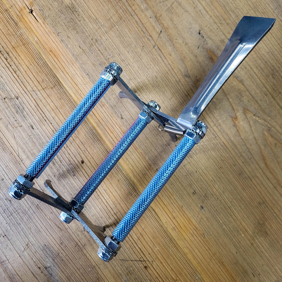 Premium Metal Frame Grip with Pry Bar Hive Tool, image 4 of 5